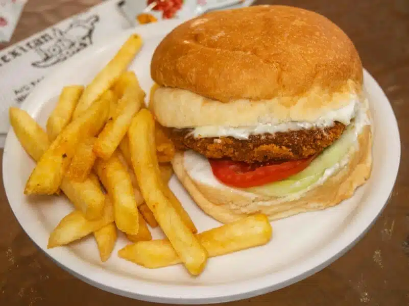 burger cu pui tikka
