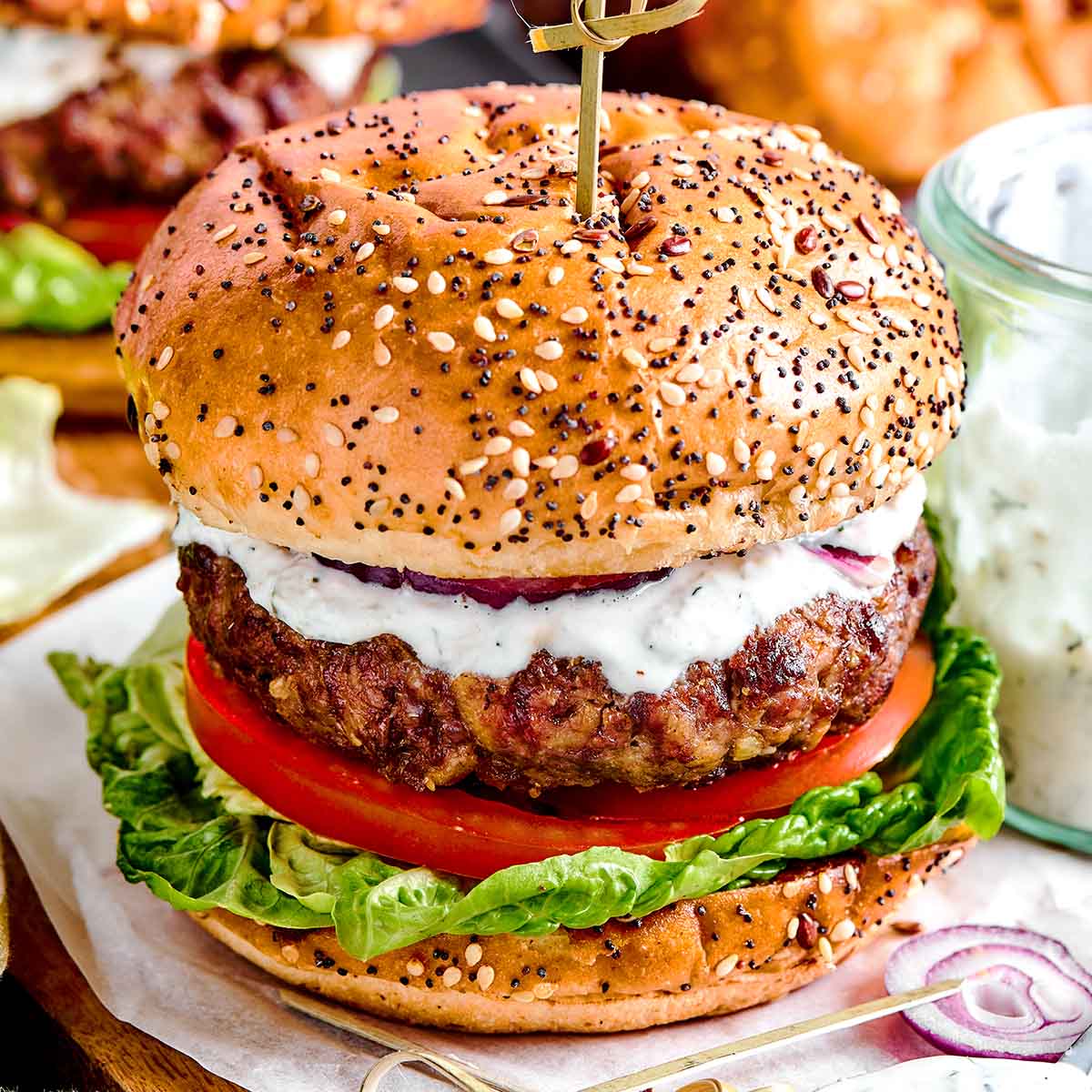 burgeri mediteraneeni cu carne de miel