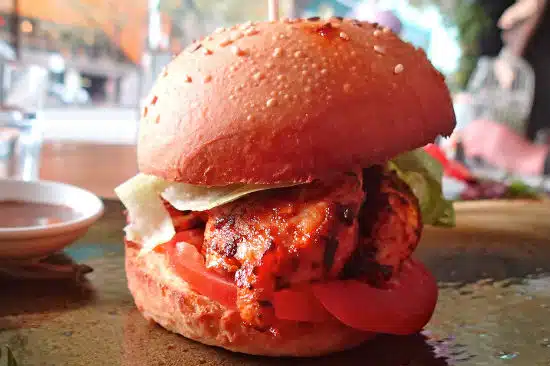 burger de pui cu sos peri peri